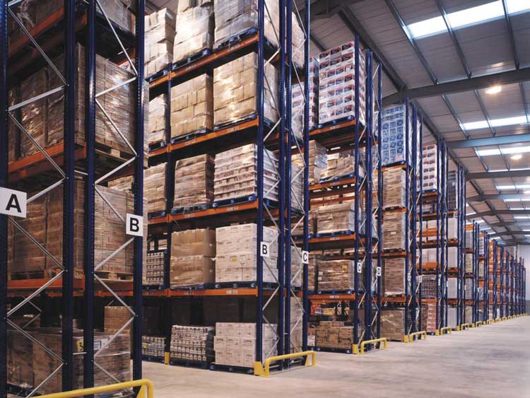 The difference between warehouse heavy duty pallet rack and very narrow aisle rack