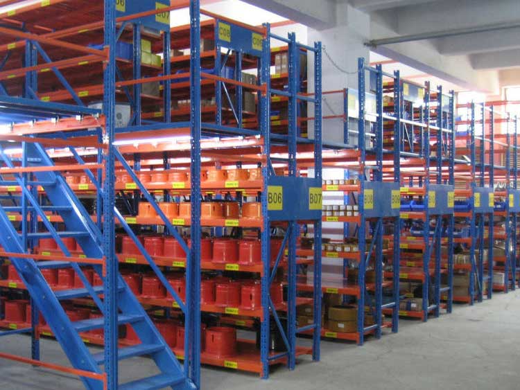 What should I pay attention to when using the elevator for the warehouse mezzanine floor?