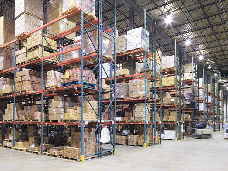 What is the load capacity of each layer of heavy duty racks related to？
